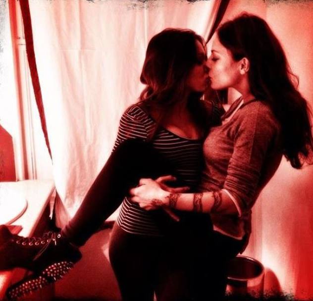 Il bacio saffico che  costato alla figlia trasgressiva e irriverente di Ornella Muti la censura di Instagram